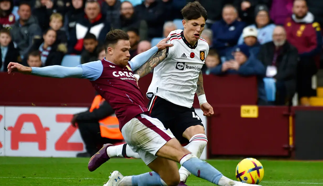 Pemain Aston Villa Matty Cash (kiri) mencoba menjegal pemain Manchester United Alejandro Garnacho (kanan) pada pertandingan sepak bola Liga Inggris di Villa Park, Birmingham, Inggris, 6 November 2022. Aston Villa mempermalukan Manchester United dengan skor 3-1. (AP Photo/Rui Vieira)