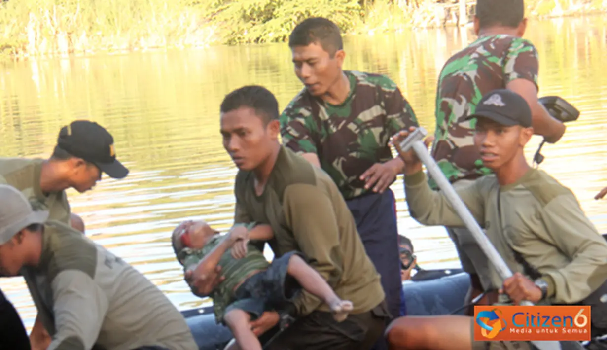 Citizen6, Surabaya: Prajurit Batalyon Intai Amfibi-1 Marinir membantu mencari korban tenggelam di Sungai Brantas Sepanjang Karangpilang Surabaya, Selasa (16/7). (Pengirim: Budi Abdillah).