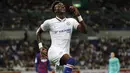 Pemain Chelsea Tammy Abraham berselebrasi usai mencetak gol ke gawang Barcelona pada laga perdana pramusim di Saitama Stadium 2002, Saitama, Selasa (23/7/2019). Chelsea menang tipis 2-1 atas Barcelona. (AP Photo/Shuji Kajiyama)