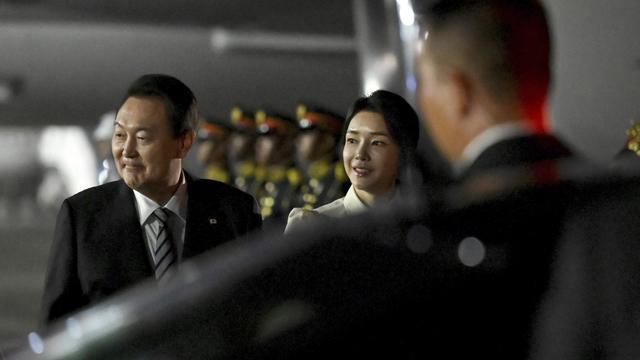 Bak Artis K-pop, Begini Cantiknya Istri Presiden Korsel Saat Tiba di Bali