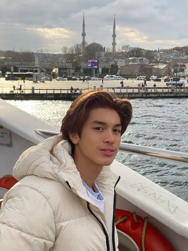 [Fimela] 6 Potret Tampan Eddy Meijer Anak Maudy Koesnaedy Saat Liburan di Turki