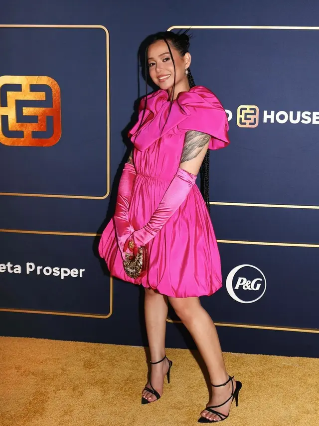 Bella Poarch (https://www.instagram.com/p/Cd4eSqErXUT/)