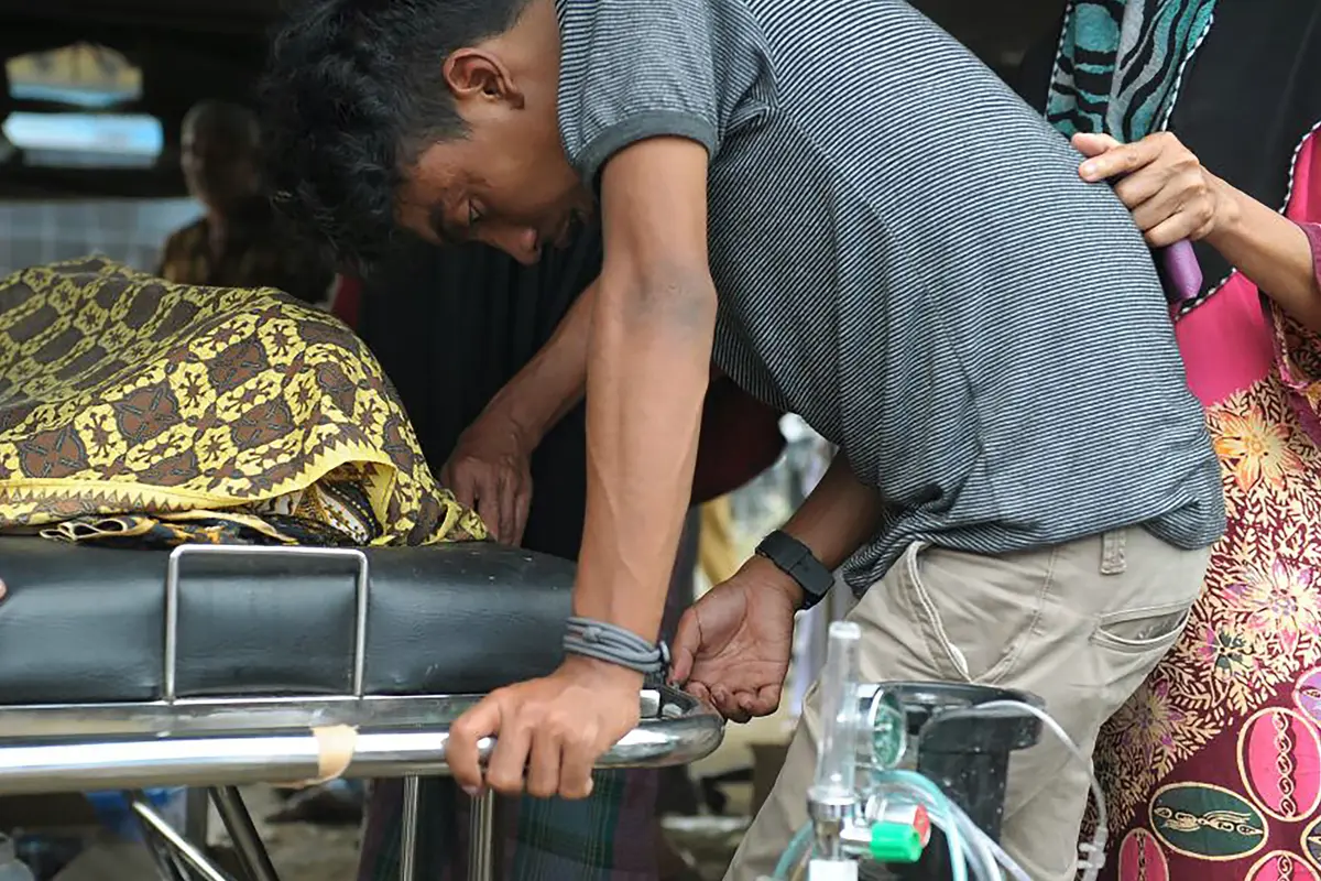 20161207-Evakuasi-Korban-Gempa-Aceh-AFP 