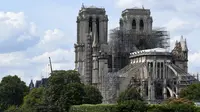 Pemandangan Katedral Notre Dame yang tengah menjalani restorasi setelah rusak parah akibat kebakaran hebat, Paris, Prancis, Minggu (14/7/2019). Sekitar 100 orang melakukan restorasi yang dilakukan oleh tim pemulihan katedral. (ALAIN JOCARD/AFP)