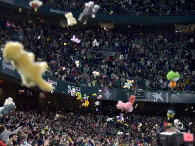 Bukan hanya hujan salju yang terjadi di stadion-stadion Eropa menjelang Natal. Namun kita juga bisa menjumpai hujan boneka dan mainan seperti yang terjadi di markas Real Betis, Benito Villamarin Stadium, 12 Desember 2021 kala menjamu Real Sociedad di Liga Spanyol. (AFP/Cristina Quicler)