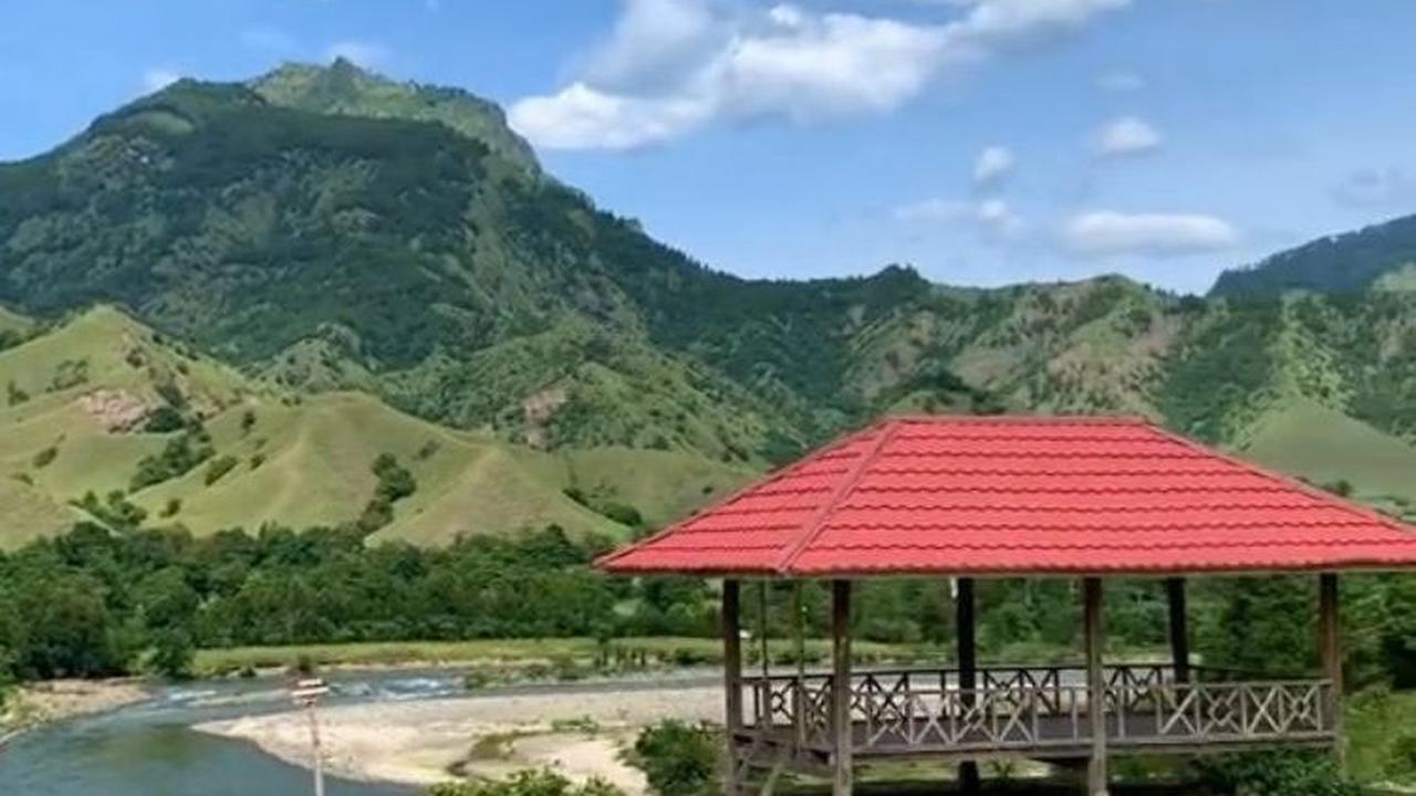Selain pemandangan perbukitan hijau yang menyegarkan mata, ada juga sungai yang mengalir di antaranya. Dari gazebo, kita bisa menikmati keindahan alam di sekitar sekolah ini.