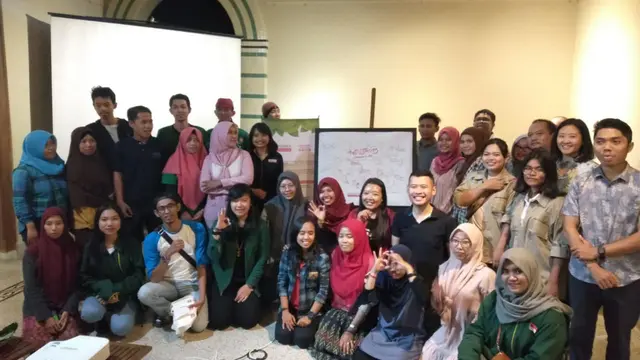PT HM Sampoerna Tbk. (Sampoerna), bersama aktivis lingkungan berkolaborasi untuk membangun kesadaran bersama dalam mengatasi masalah sampah puntung rokok di Surabaya. Dok