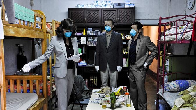 Adegan menggunakan masker di film Contagion. (Foto: Dok. IMDb/ Warner Bros.)