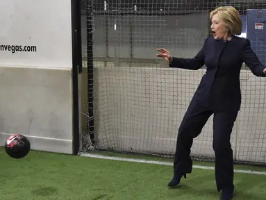 Kandidat Presiden AS dari Partai Demokrat, Hillary Clinton, menjadi kiper dalam sebuah laga eksebisi di Indoor Soccer Center, Las Vegas, AS, (13/2/2016). (Reuters/David Becker)