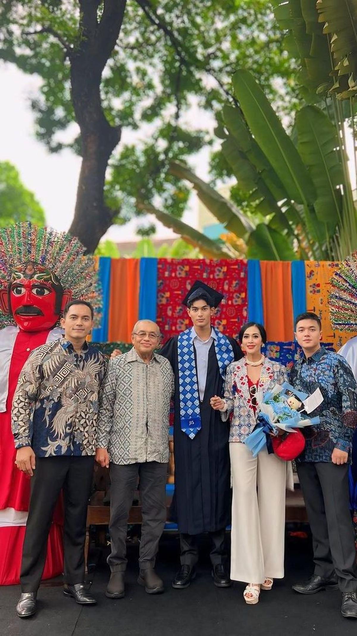 Terpantau, Diah tampil cantik dengan mengenakan blazer bermotif yang dipadu dengan celana putih, melengkapi penampilannya dengan tas kecil dan kacamata hitam.