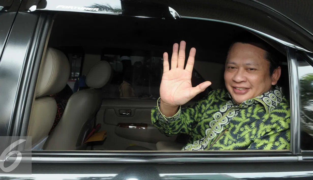 Bambang Soesatyo usai mendatangi KPK, Jakarta, Jumat (15/4). Mereka datang untuk mengadakan kerja sama dengan KPK dalam hal pemberantasan dan pencegahan korupsi dikalangan pengusaha. (Liputan6.com/Helmi Afandi)