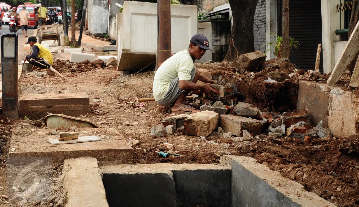 Pekerja mengerjakan proyek pembangunan trotoar Jalan Raya Ragunan, Jakarta, Rabu (2/11). Pembangunan penataan trotoar di kawasan Jalan Raya Ragunan, Jakarta Selatan baru mencapai 40 persen. (Liputan6.com/Helmi Fithriansyah)