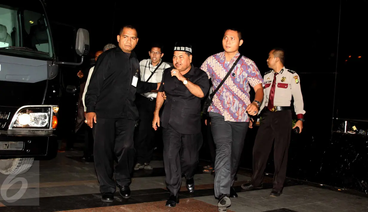 Panitera PTUN Medan Yusril Sofian (tengah) digiring masuk ke dalam Gedung KPK, Jakarta, Jumat (10/7). Dalam operasi tangkap tangan di Medan, KPK menangkap 5 orang terkait kasus dugaan suap kasus yang ditangani PTUN Medan. (Liputan6.com/Helmi Afandi)