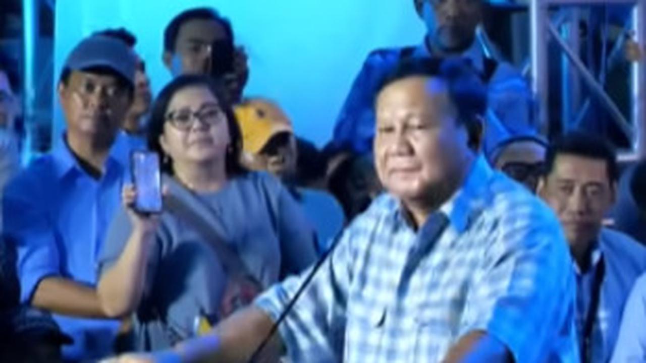 Urut dari pertama, Prabowo menyebut jika sosoknya tak mengenal Bung Karno secara dekat.