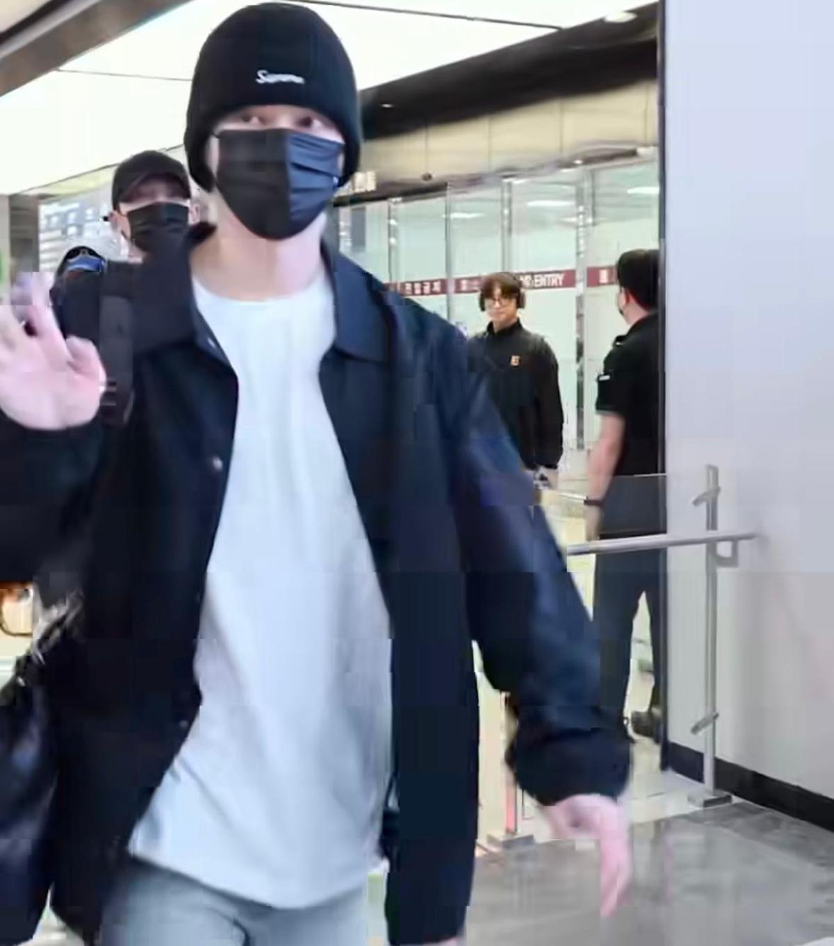 9 Gaya Airport SEVENTEEN yang Skena Banget, Tiap Membernya Punya Signature Look