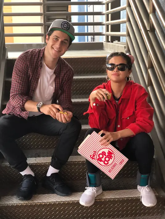 Tak memusingkan tentang Justin Bieber, Selena Gomez merasa nyaman bersama dengan para temannya. (instagram/selenagomez)