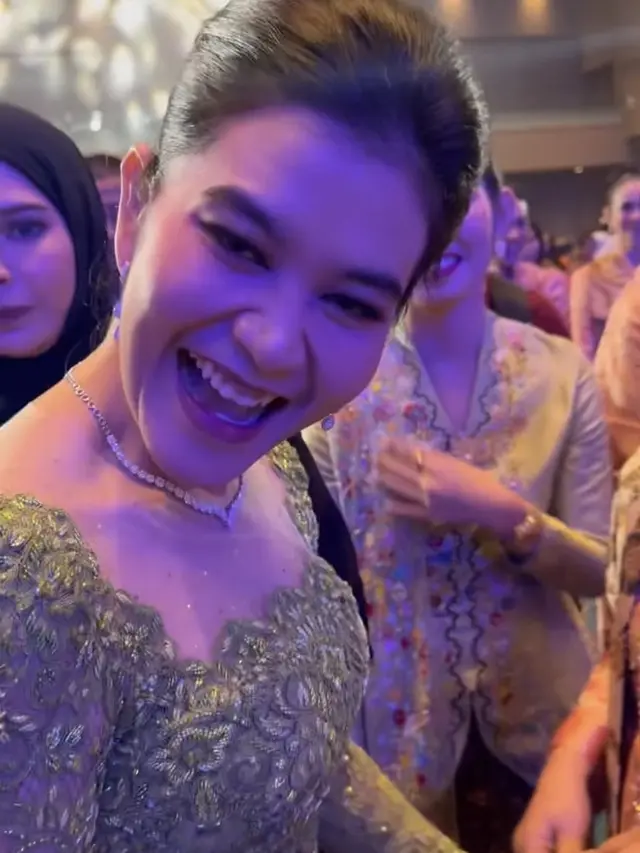 Kahiyang Ayu Dibalut Kebaya Warna Cerah saat Ulang Tahun Dekranas di Solo. [@raffinagita1717]