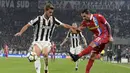 Pemain Spal, Marco Boriello (kanan) melepaskan tembakan melewati adangan pemain Juventus pada lanjutan Serie A di Allianz Stadium, Turin, (25/10/2017). Juventus menang 4-1. (AFP/Miguel Medina)