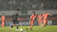 Gelandang PSS Sleman, Rangga Muslim, mencoba menembus pertahanan Borneo FC pada leg kedua 16 besar Piala Indonesia 2018 di Stadion Maguwoharjo, Rabu (20/2/2019). (Vincentius Atmaja)