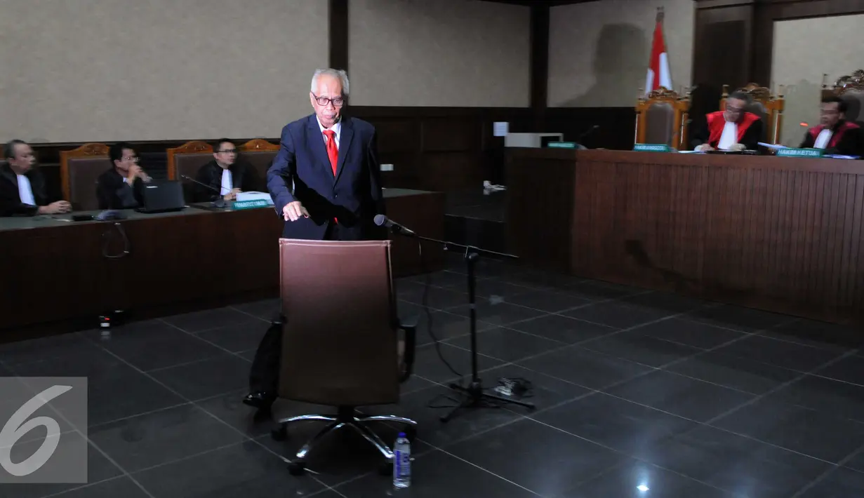Terdakwa kasus suap Panitera dan Hakim PTUN Medan OC Kaligis saat jalani sidang putusan di Pengadilan Tipikor, Jakarta, Kamis (10/12). Sidang pembacaan putusan OC Kaligis ditunda dikarenakan Hakim Ketua Sumpeno sakit. (Liputan6.com/Helmi Afandi)