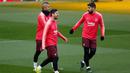 Pemain Barcelona Lionel Messi (tengah) bersama Luis Suarez (kanan) dan Arturo Vidal bercanda saat berlatih bersama jelang menghadapi Manchester United (MU) pada leg pertama perempat final Liga Champions 2018/19 di Old Trafford, Manchester, Inggris, Selasa (9/4). (Reuters/Lee Smith)
