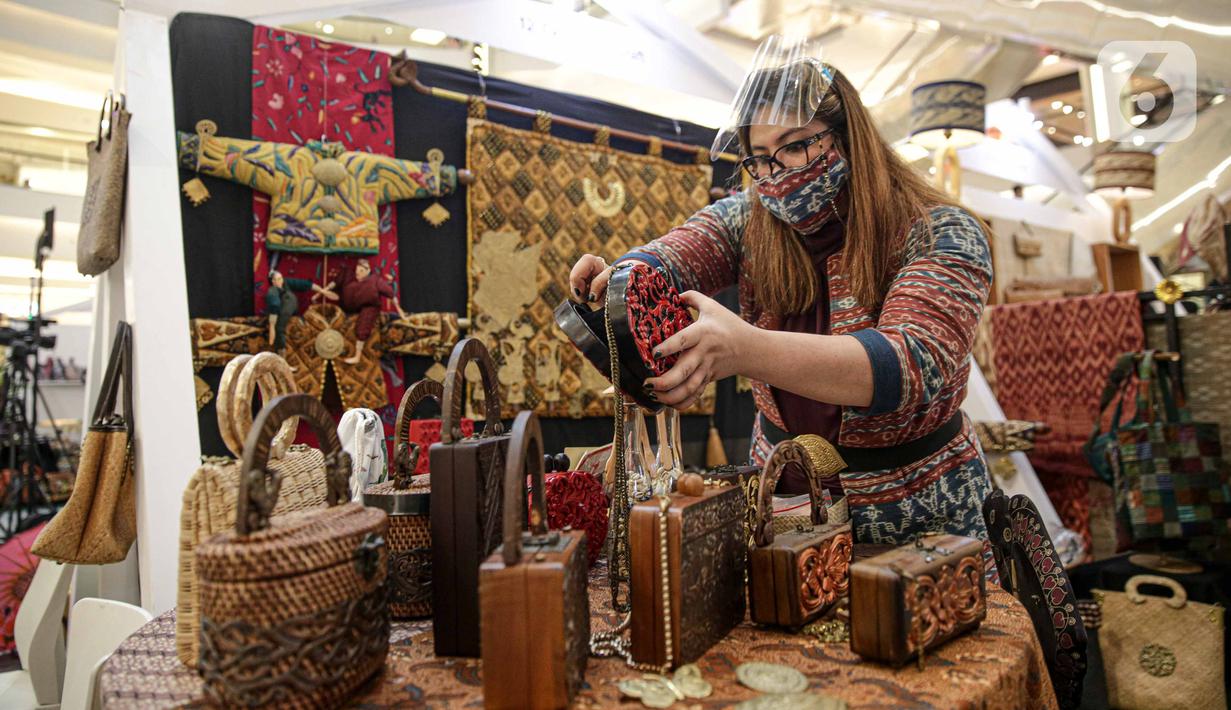 FOTO Mengunjungi Pameran Produk  UMKM dalam Program Bangga 