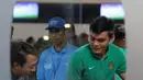 Pemain Timnas U-19, Rachmat Irianto melewati pintu pemeriksaan di Bandara Soekarno-Hatta, Cengkareng, (28/10/2017). Timnas U-19 akan mengikuti kualifikasi Piala Asia di Korea Selatan. (Bola.com/Nicklas Hanoatubun)