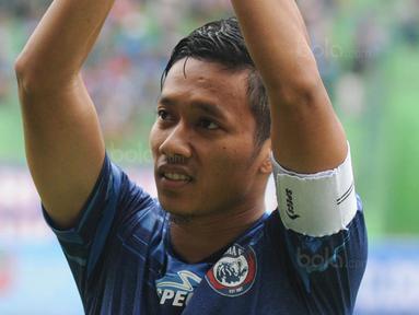 Kapten baru Arema FC, Dendi Santoso, menyapa suporter sebelum laga uji coba melawan PSIS di Stadion Gajayana, Malang, Kamis (4/1/2018). Arema FC menang 5-3 atas PSIS. (Bola.com/Iwan Setiawan)