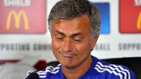 Salah satu ekspresi pelatih Chelsea Jose Mourinho, pada konferensi pers, di Stoke D'Abernon, 31 Juli 2015. (AFP PHOTO / GLYN KIRK)