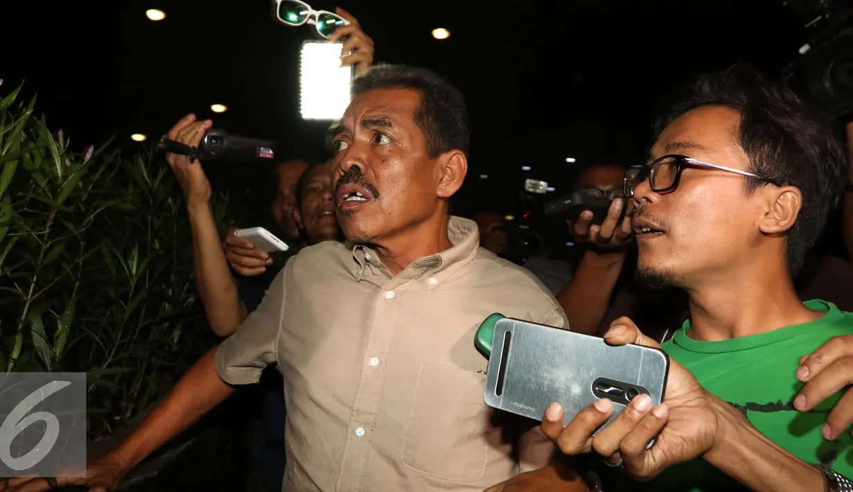 Tersangka JPU pada Kejati Sumbar, Farizal berusaha menghindari wartawan usai diperiksa KPK Farizal diduga menerima suap Rp365 juta dari Xaveriandy Sutanto terkait distribusi gula impor tanpa label SNI di Sumatera Barat. (Liputan6.com/Helmi Afandi)