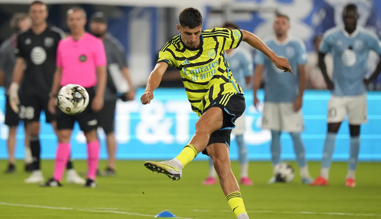 Gelandang Arsenal, Kai Havertz beraksi saat mengikuti kontes cross and volley challenge dalam MLS All-Stars Skills Challenge menghadapi tim MLS All-Stars di Washington, Amerika Serikat, Selasa (18/7/2023) waktu setempat. (AP Photo/Alex Brandon)