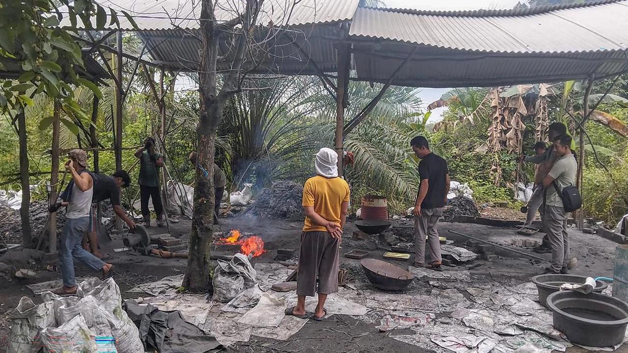 FOTO: Penggerebekan  Peleburan Timah Ilegal di Bangka