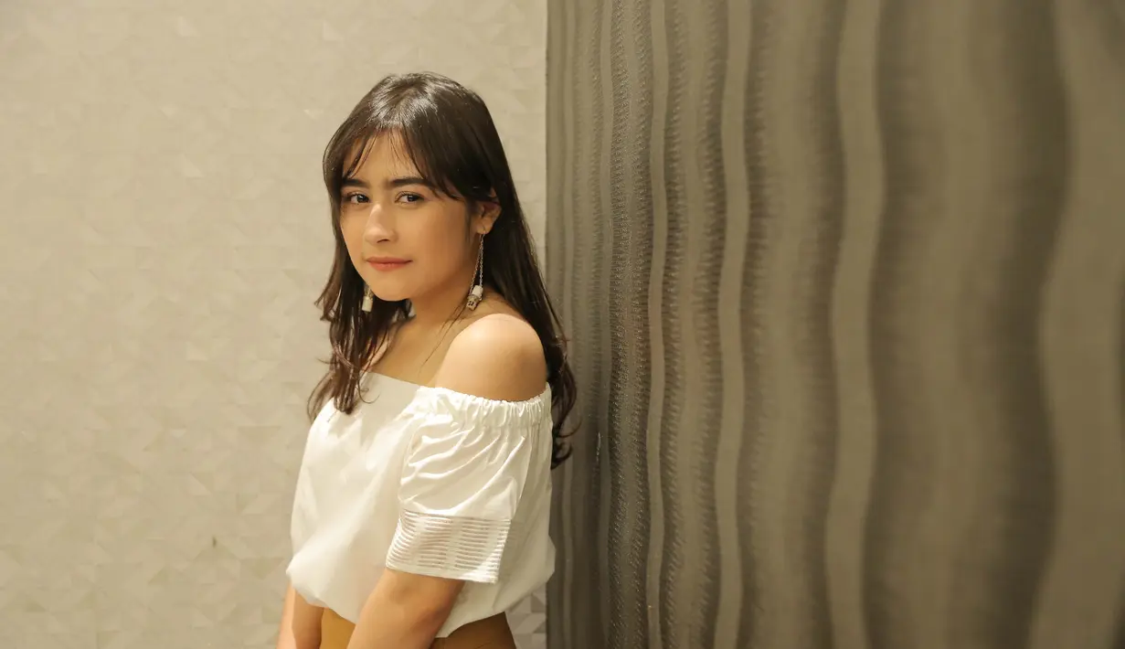 "Aku belum mau pacaran dulu deh sekarang-sekarang. Aku mau fokusin di karir aku dulu, kerja dulu, jodoh sih belakangan deh," ujar Prilly. (Andy Masela/Bintang.com)