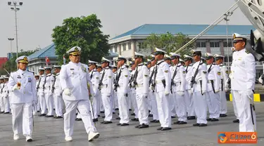 Citizen6, Jakarta: Irkolinlamil Kolonel Laut (P) Chairil Hapri, selaku Inspektur Upacara melakukan Inspeksi Pasukan Upacara dalam rangka memperingati HUT TNI ke-67, bertempat di Lapangan Apel Mako Kolinlamil, Tanjung Priok, Jakarta, Jumat (5/10). (Pengiri