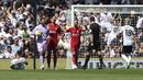 Fulham mendapat hadiah penalti pada menit ke-72 usai Aleksandar Mitrovic dilanggar Virgil van Dijk di dalam kotak penalti. (AP/Ian Walton)