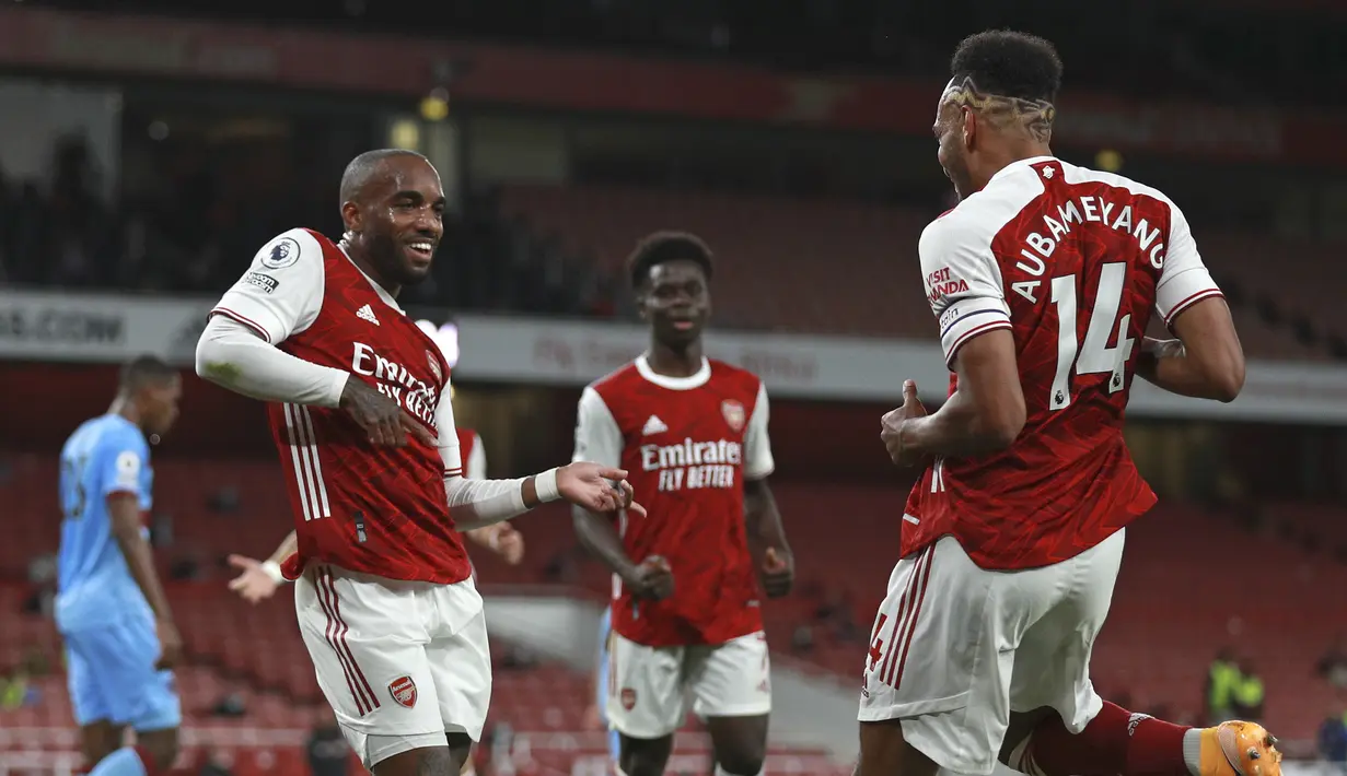 Penyerang Arsenal, Alexandre Lacazette berselebrasi dengan Pierre-Emerick Aubameyang usai mencetak gol ke gawang West Ham pada pertandingan lanjutan Liga Inggris di Stadion Emirates di London, Inggris, Sabtu (19/9/2020). Arsenal menang tipis 2-1 atas West Ham. (AP Photo/Ian Walton, Pool)