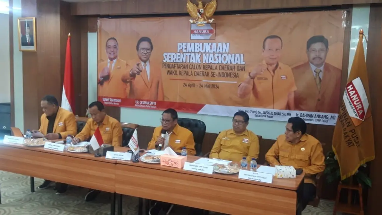 Ketua Umum Partai Hanura, Oesman Sapta Odang, di kantor DPP Partai Hanura, Gedung The City Tower Jakarta Pusat, Selasa (23/4/2024). Partau Hanura resmi membuka pendaftaran calon kepala daerah se-Indonesia. (Liputan6.com/Muhammad Radityo Priyasmoro)