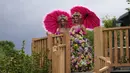 Pekerja promosi mengenakan gaun berdesain bunga pada Royal Horticultural Society (RHS) Chelsea Flower Show di London, Inggris, 23 Mei 2022. Pertunjukan ini adalah perayaan keunggulan dan inovasi hortikultura. (AP Photo/Matt Dunham)