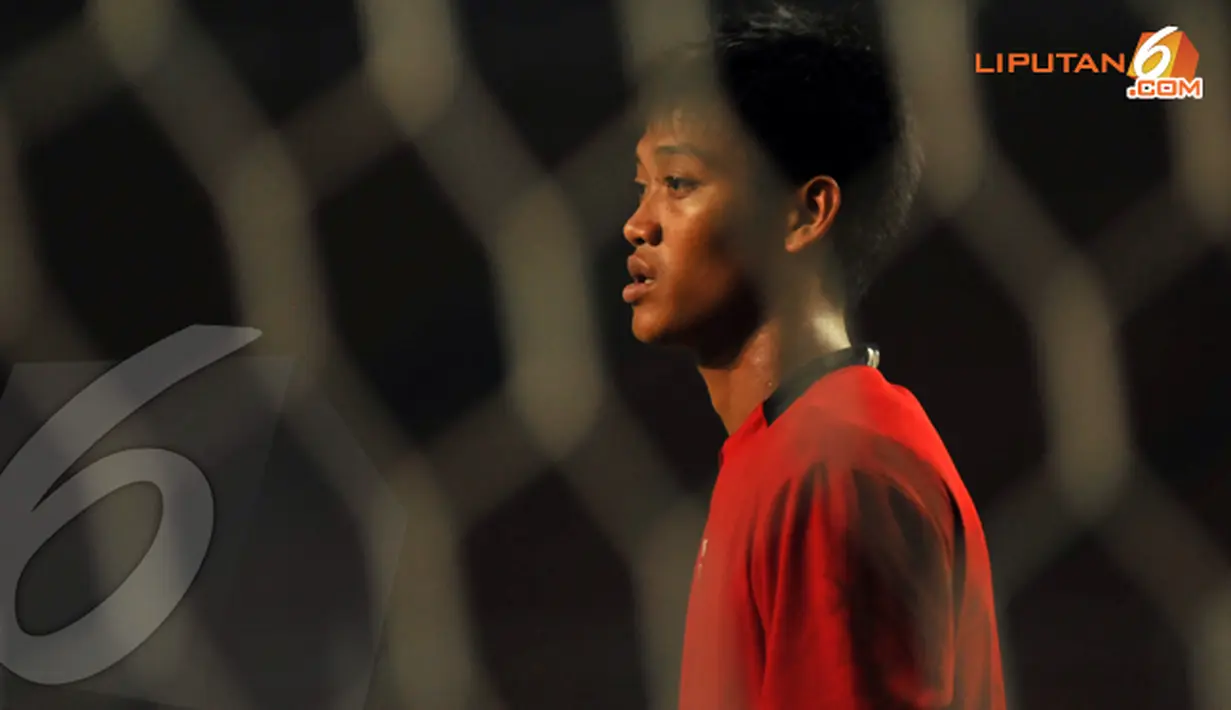 Kiper tim Indonesia XI, Kurnia Meiga memperhatikan rekan-rekannya berlatih pada Jumat 19 Juli 2013 (Liputan6.com/Helmi Fithriansyah)