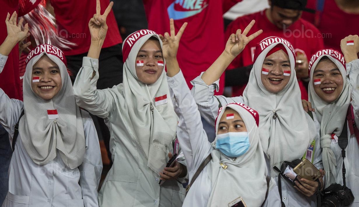 Para TKW mendukung Timnas Indonesia saat melawan Filipina pada laga SEA Games di Stadion Shah Alam, Selangor, Kamis (17/8/2017). Indonesia menang 3-0 atas Filipina.(Bola.com/Vitalis Yogi Trisna)
