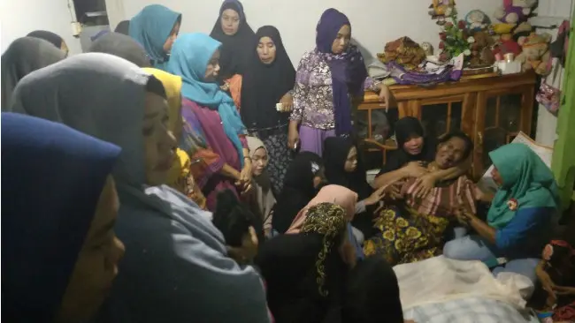 Dua Ibu Rumah Tangga (IRT) di Jalan Pramuka, Kelurahan Sompu, Kecamatan Pattallassang, Kabupaten Takalar, Sulawesi Selatan bertengkar dengan cara saling cakar hingga salah satu diantaranya meninggal dunia. (Liputan6.com/Fauzan Sulaiman)