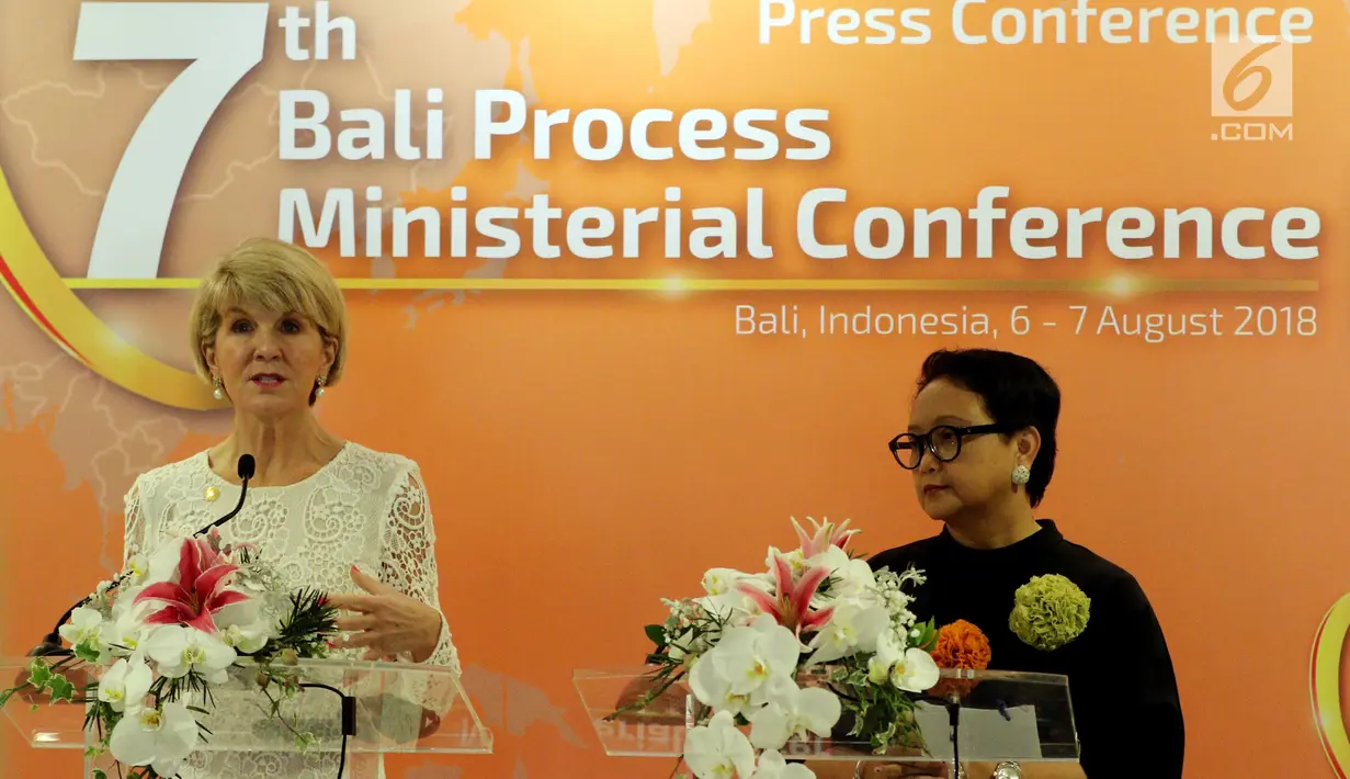 Menteri Luar Negeri RI Retno Marsudi bersama Menteri Luar Negeri Australia Julie Bishop memberikan keterangan pers saat penutupan Bali Process 2018 di Hotel Westin, Nusa Dua Bali, Selasa (7/8). (Liputan6.com/Johan Tallo)