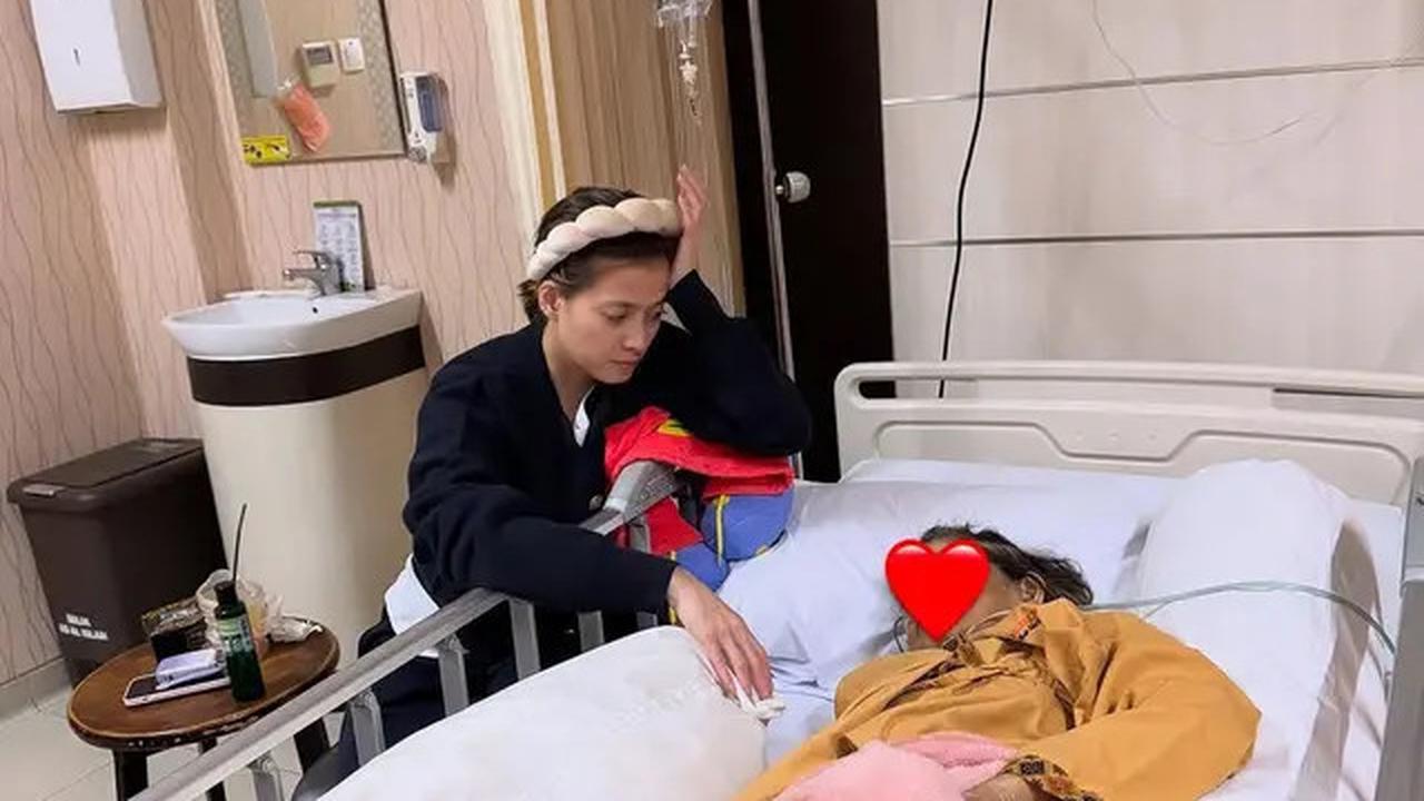 6 Potret Chika Jessica Dampingi Ibunda yang Sakit Stroke, Minta Doa Kesembuhan