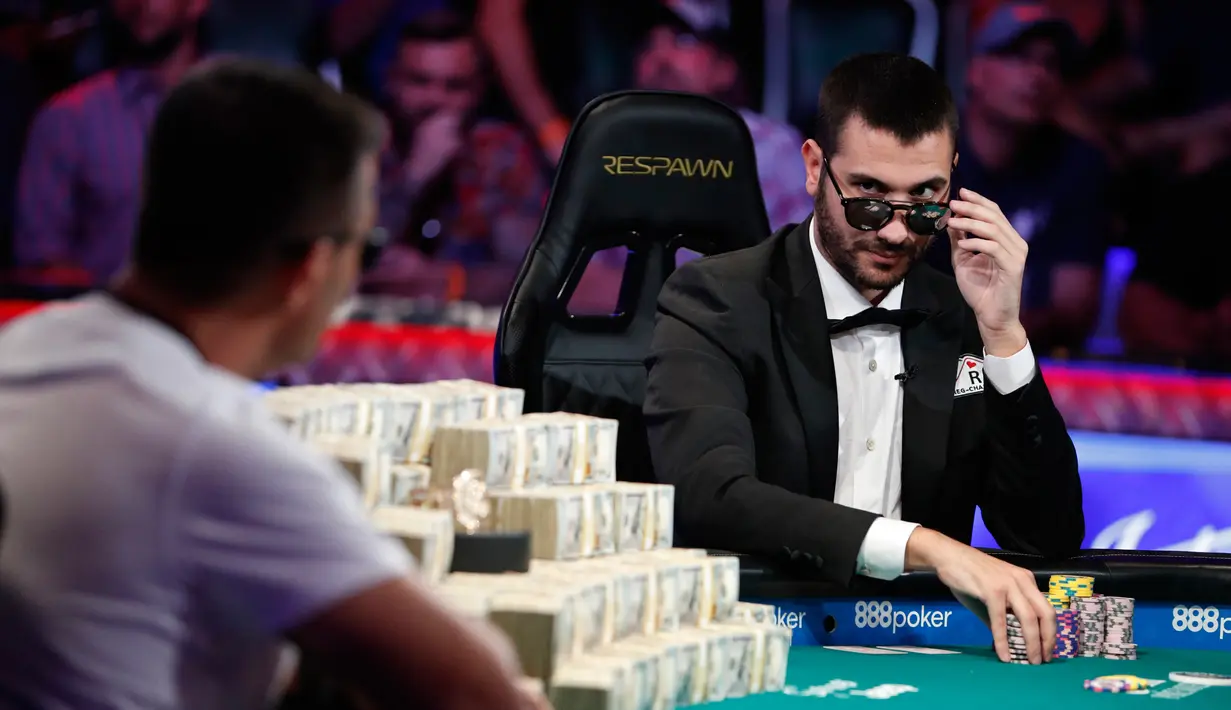Pemain poker Dario Sammartino menatap Hossein Ensan saat bermain dalam final World Series of Poker di Las Vegas, Amerika Serikat, Rabu (17/7/2019). Kalah dari Ensan, Sammartino berhak membawa hadiah sebesar 6 juta dolar AS atau sekitar Rp 83.850.000.000. (AP Photo/John Locher)