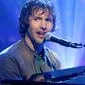 Label rekaman sempat menyuruh James Blunt untuk berhenti main Twitter sebelum mereka tahu kalau para fans ternyata menyukainya.