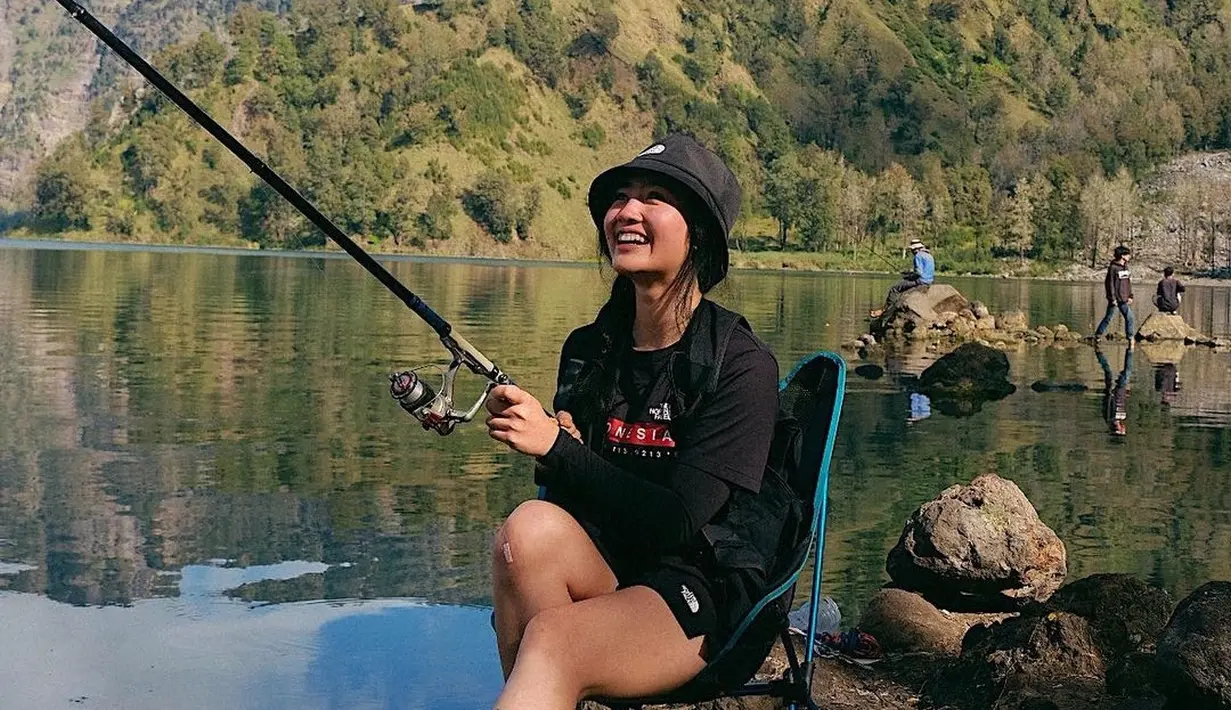 Danau Segara Anak memang dikenal sebagai destinasi wisata favorit bagi para pendaki Gunung Rinjani. Begitu pula dengan aktris Febby Rastanty yang dikenal suka dengan mendaki gunung. Potretnya terlihat santai dan menikmati pemandangan luasnya kawah Gunung Rinjani. (Liputan6.com/IG/@febbyrastanty).