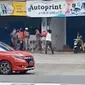 Tangkapan layar video viral Satpol PP Makassar Pukul Juru Parkir (Istimewa)