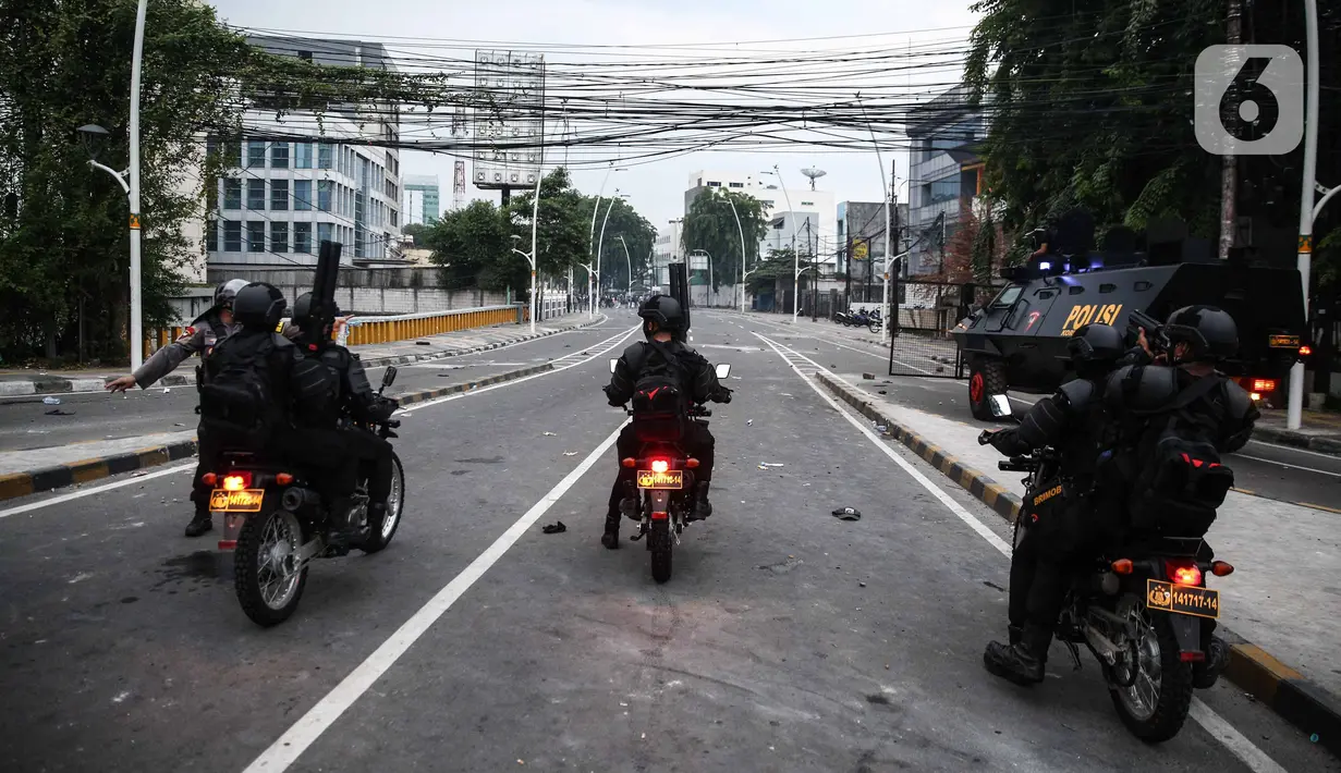 Anggota brimob memukul mundur massa aksi di kawasan Tanah Abang, Jakarta, Selasa (13/10/2020). Hingga menjelang magribh massa masih melakukan perlawan di kawasaan tersebut. (Liputan6.com/Faizal Fanani)
