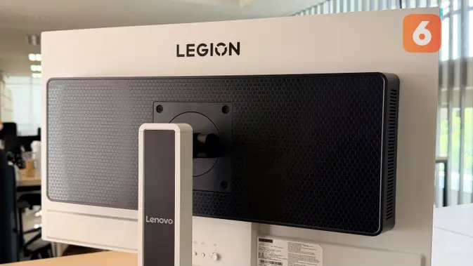 Bagian belakang Lenovo Legion Pro 32UD-10. (Liputan6.com/ Yuslianson)