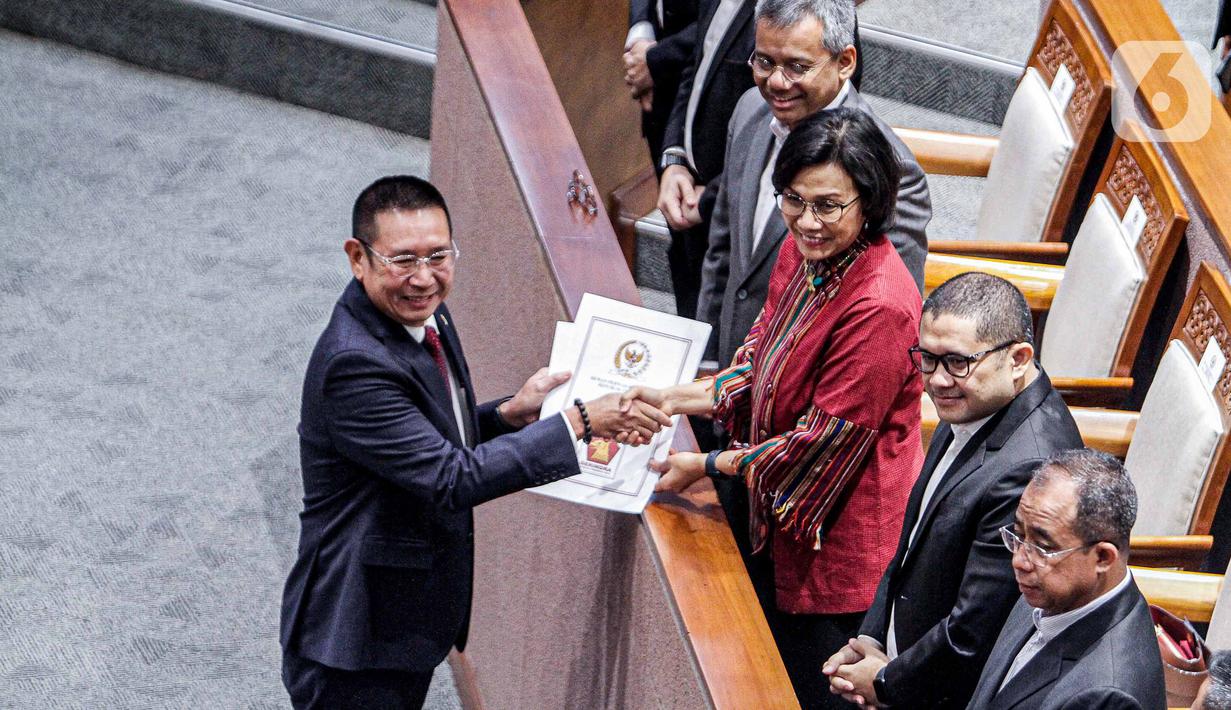 Menteri Keuangan Sri Mulyani (ketiga kanan) didampingi Wamenkeu Suahasil Nazara (keempat kanan) dan jajarannya menerima berkas pandangan Fraksi Gerindra dari anggota DPR Wihadi Wiyanto saat Rapat Paripurna membahas Rancangan Undang-Undang (RUU) APBN 2024 di Gedung Parlemen, Jakarta, Selasa (22/8/2023). Rapat tersebut beragendakan pandangan umum fraksi-fraksi atas RUU APBN TA 2024 beserta Nota Keuangannya dan penetapan keanggotaan fraksi-fraksi pada Alat Kelengkapan Dewan (Komisi/Badan) DPR RI Tahun Sidang 2023-2024. (Liputan6.com/Faizal Fanani)